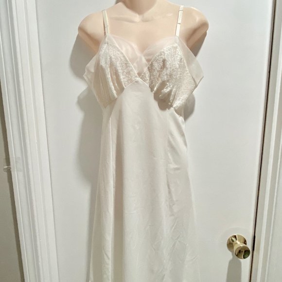 Vintage Van Raalte Ivory Lace Nylon Adjustable Straps Made in USA Slip  … - Picture 1 of 5